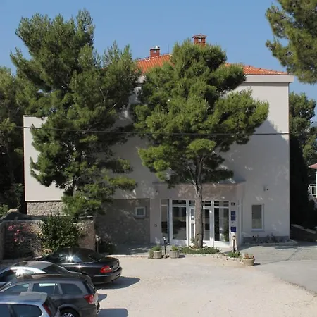 Triple Starigrad 3333f Affittacamere 4*